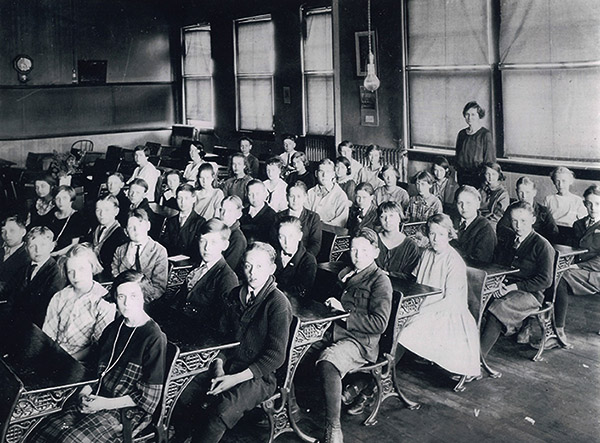 photo of sixth graders at Washington School in 1923